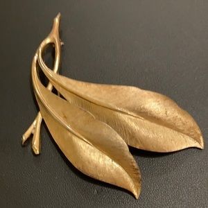 Vintage Trifari gold tone double leaf pin